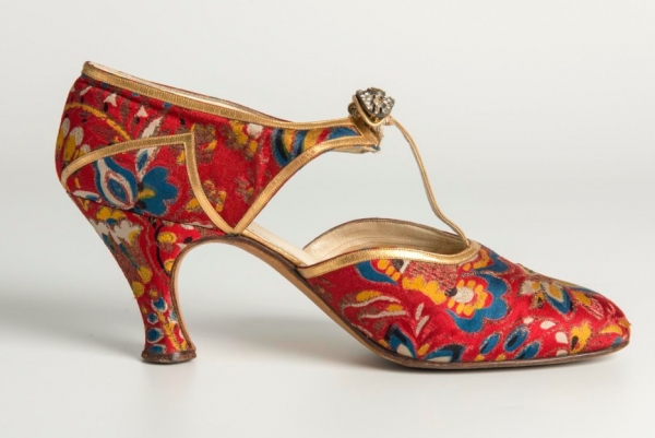 A History of Fashion in 100 Objects at Fashion Museum in Bath until 1st January 2019 